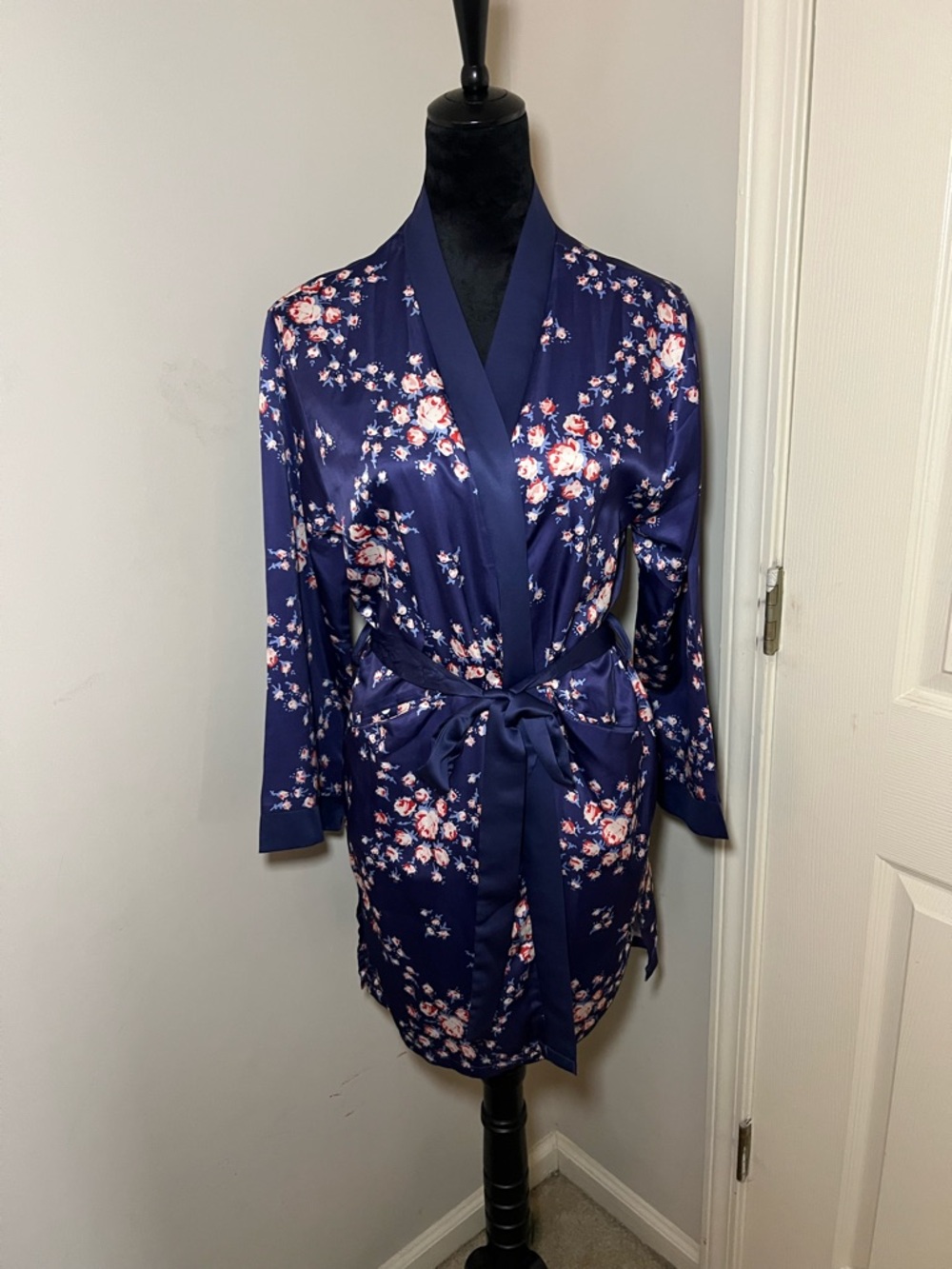 Morgan Lane x FabFitFun Navy Floral Satin Wrap Robe size S/M NWT
